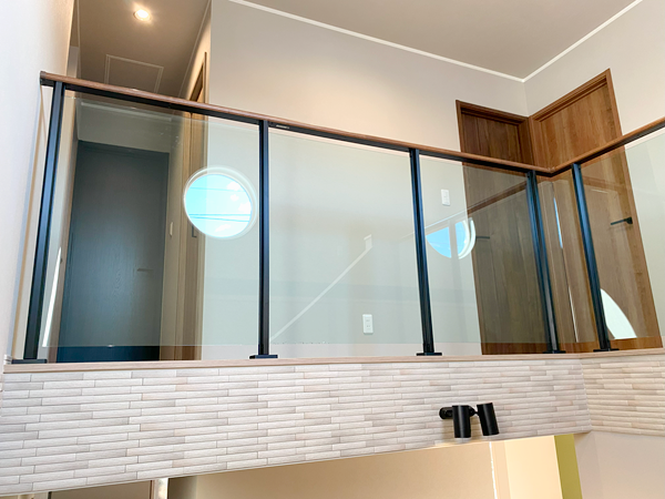 シンプルで洗練されたモダンデザインの2階吹き抜け（I様邸）