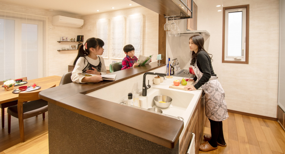 キッチンでお料理している時もお子様の様子が伺えるキッチンカウンターコーナー