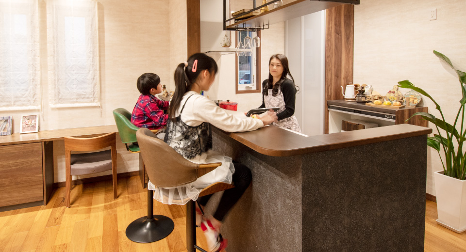 お料理ができるまでカウンターで宿題