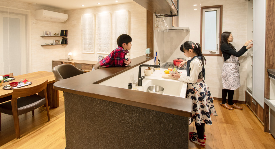 一緒にお料理したりと家族が自然に集いたくなるキッチン