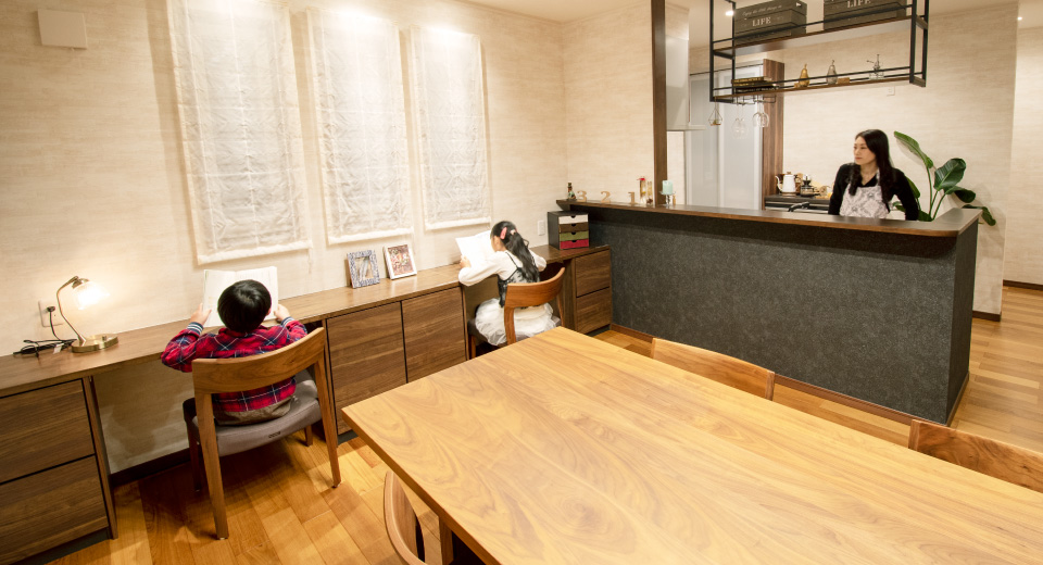 キッチンでお料理している時もお子様の様子が伺えるキッチンカウンターコーナー